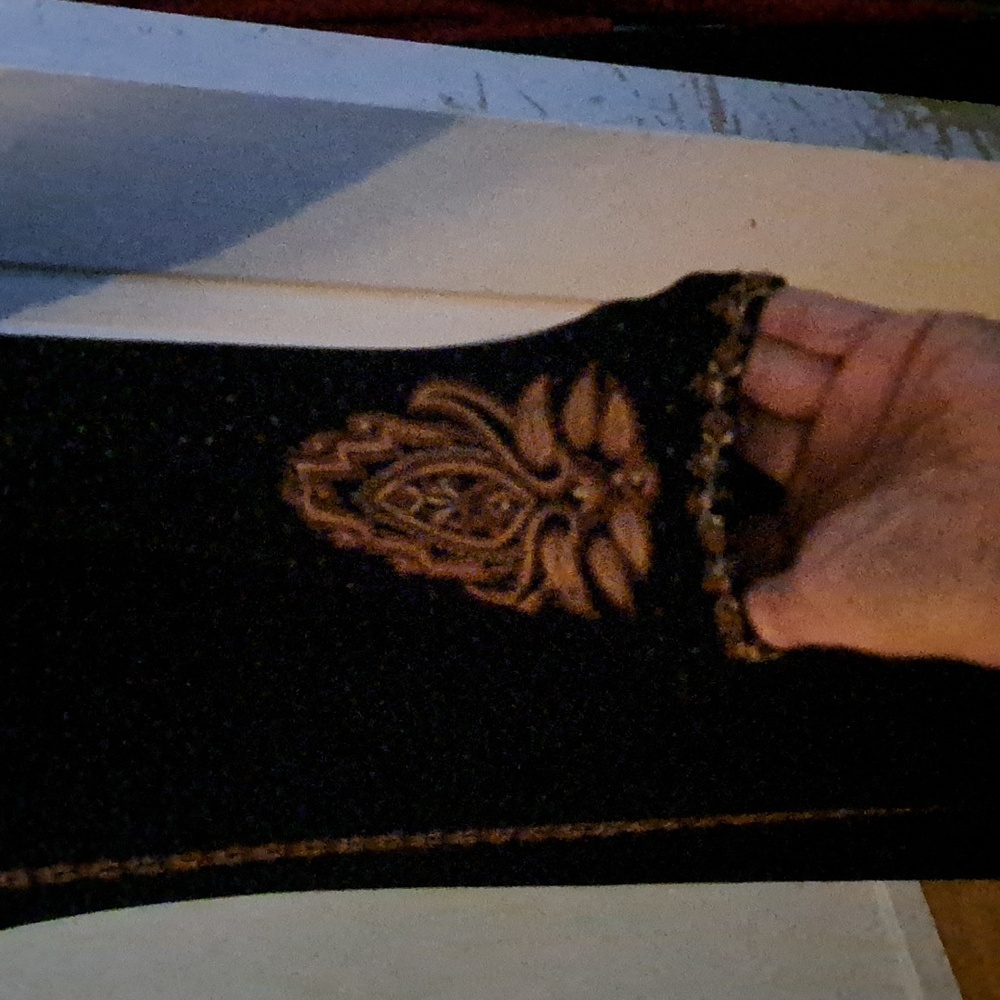 Elegant Embroidered Tunic - Picture 3 of 7